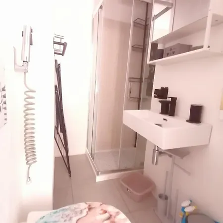 B&B Fiori d'Alassio - ampie camere con terrazza, parcheggio e scalinata per il mare