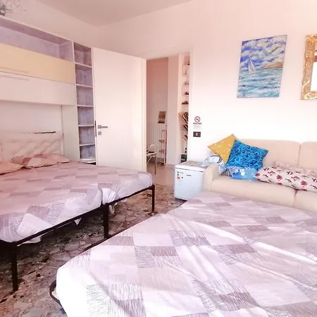 Fiori D'alassio - Ampie Con Terrazza, Parcheggio E Scalinata Per Il Mare Bed & Breakfast