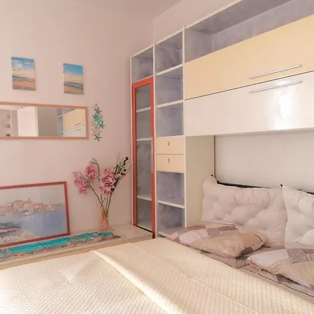 Fiori D'alassio - Ampie Con Terrazza, Parcheggio E Scalinata Per Il Mare Bed & Breakfast