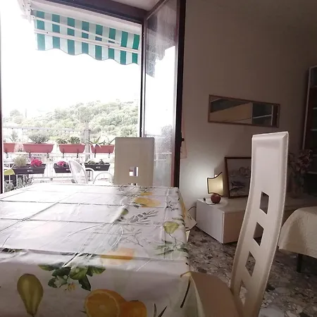 Bed & Breakfast Fiori D'alassio - Ampie Con Terrazza, Parcheggio E Scalinata Per Il Mare Alassio