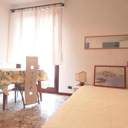 Fiori D'alassio - Ampie Con Terrazza, Parcheggio E Scalinata Per Il Mare Bed & Breakfast