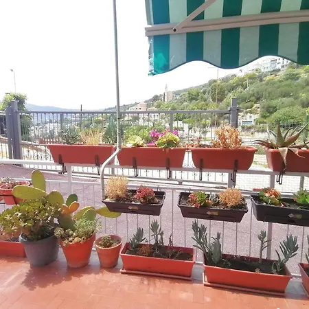 B&B Fiori d'Alassio - ampie camere con terrazza, parcheggio e scalinata per il mare * Alassio