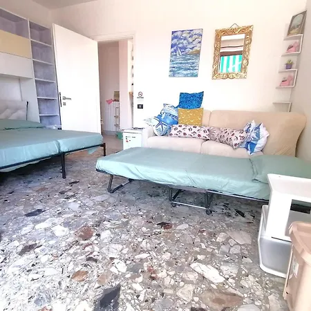 Fiori D'alassio - Ampie Con Terrazza, Parcheggio E Scalinata Per Il Mare Bed & Breakfast